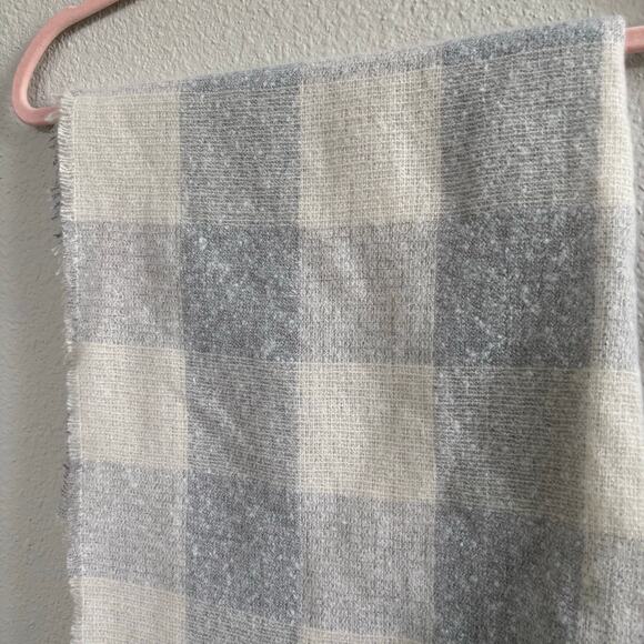 Old Navy Grey White Checkered Scarf One Size - Picture 2 of 4